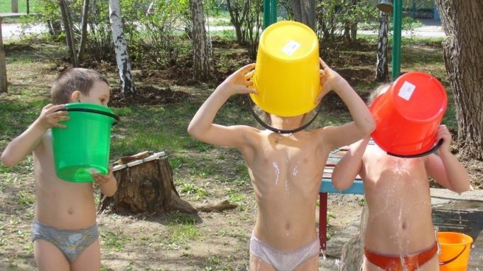 дети обливаются водой из ведерка