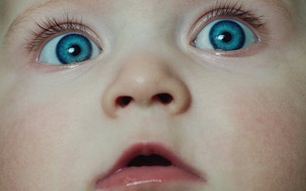 Ребенок с синими глазами