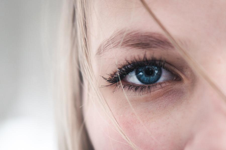 Девушка с синими глазами