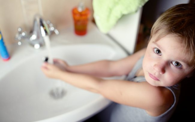 маленький мальчик моет руки